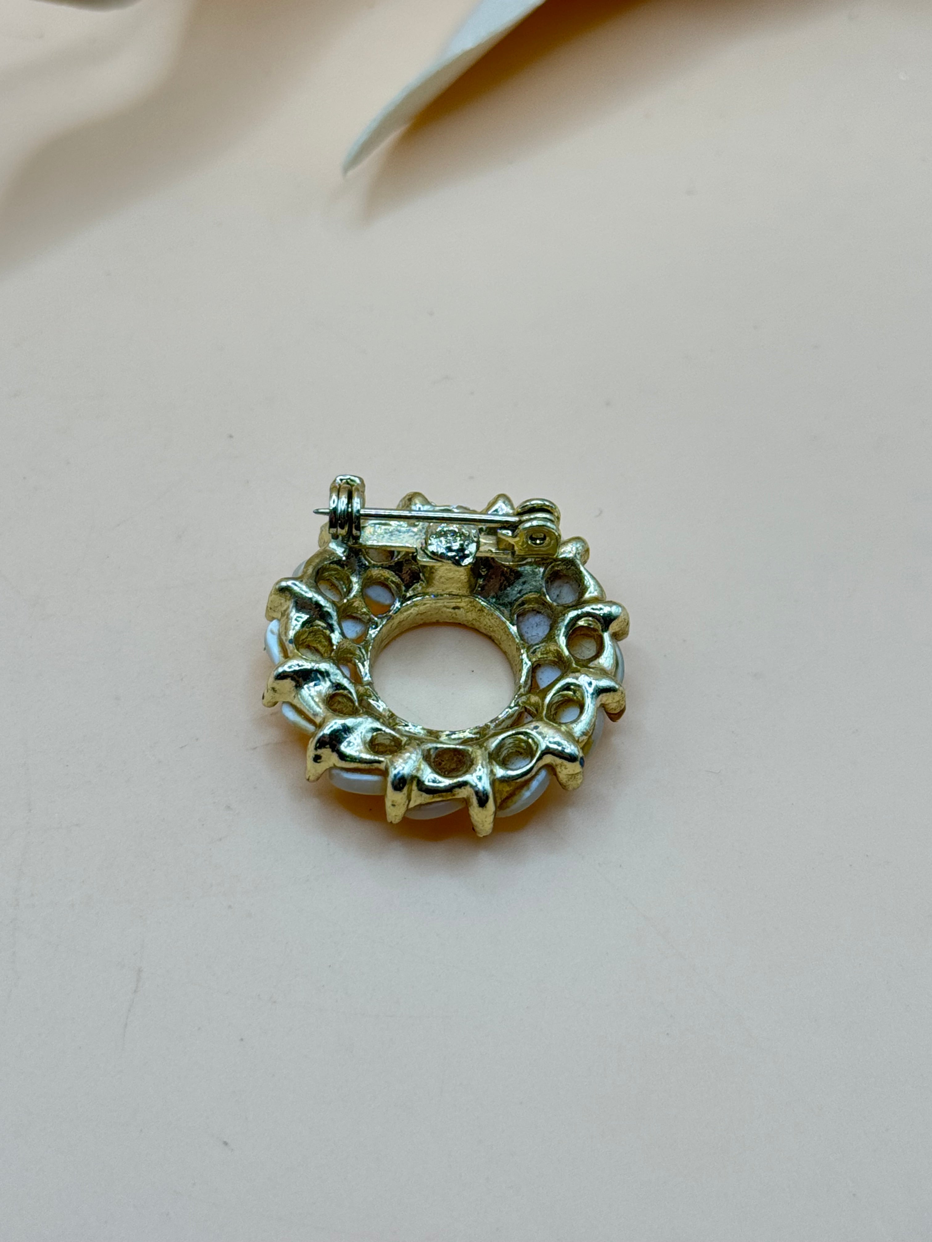 Vintage Gold Tone White Oval Wreath Brooch