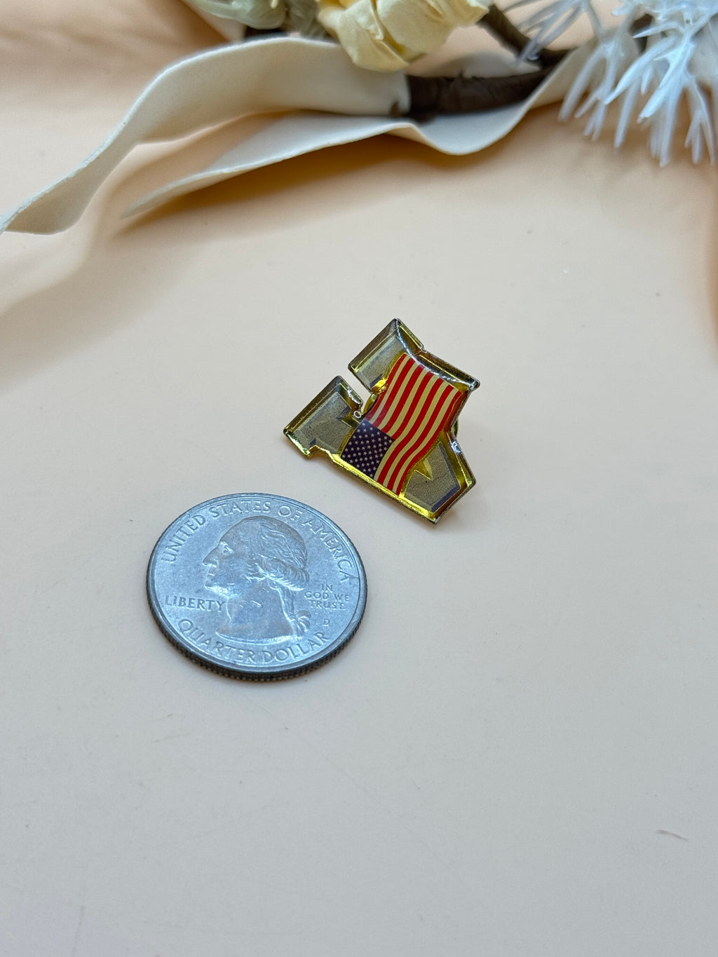 Gold Tone American Flag Victory V Patriotic Lapel Pin