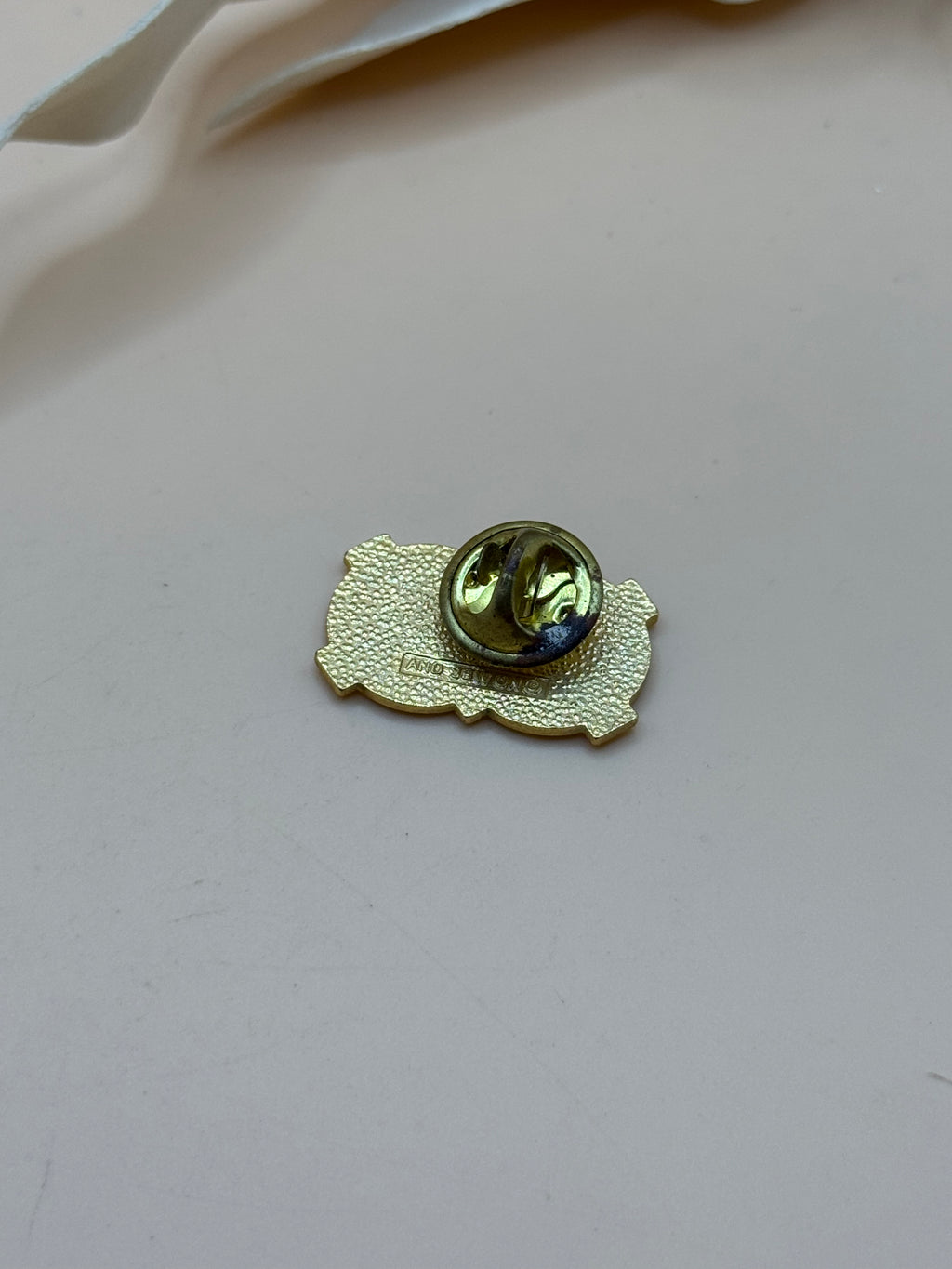 Gold Tone Green Red White Enamel Interlocking Circles Lapel Pin