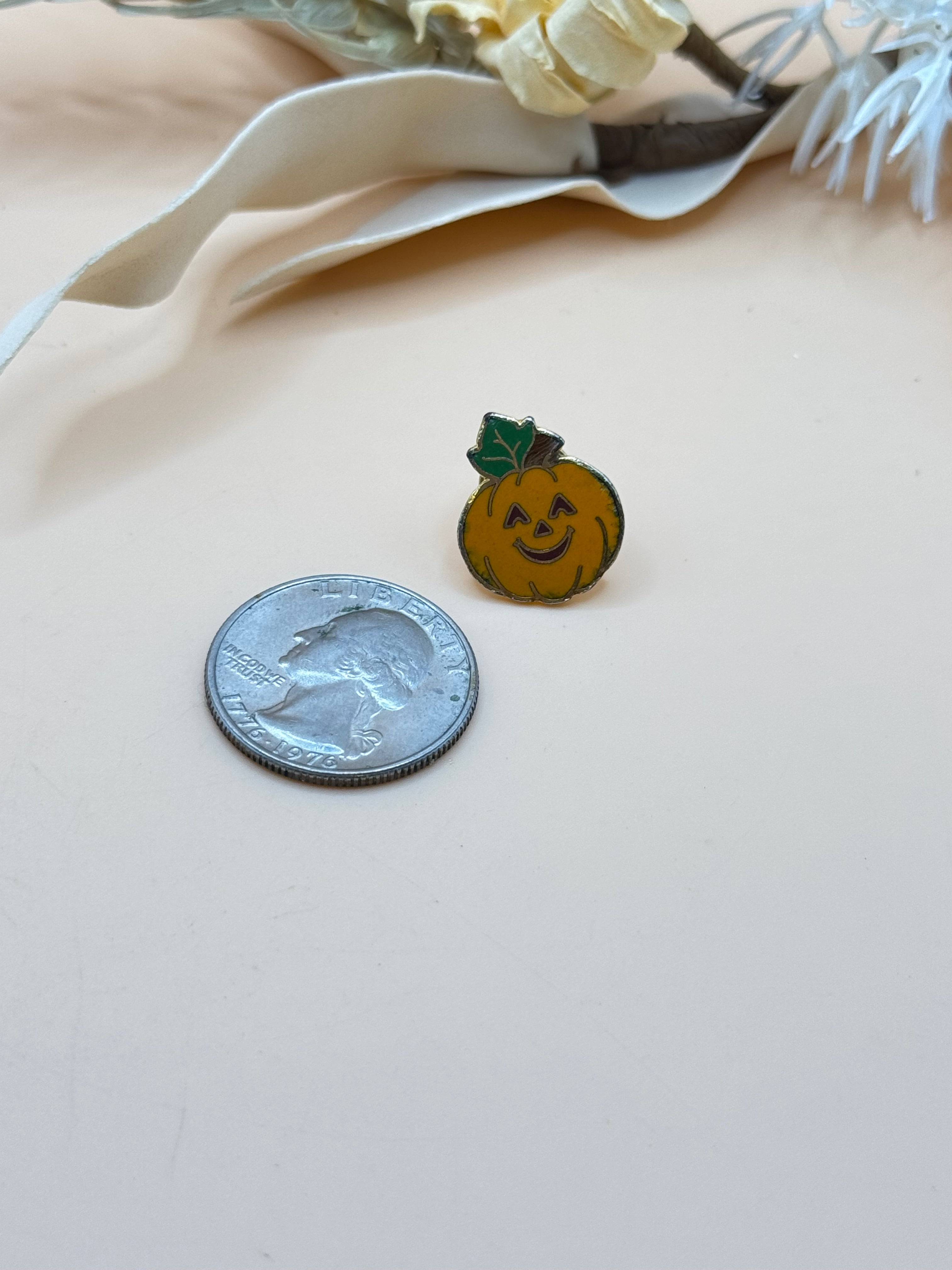 Vintage 1983 Gold Tone Enamel Jack-O’-Lantern Pumpkin Lapel Pin
