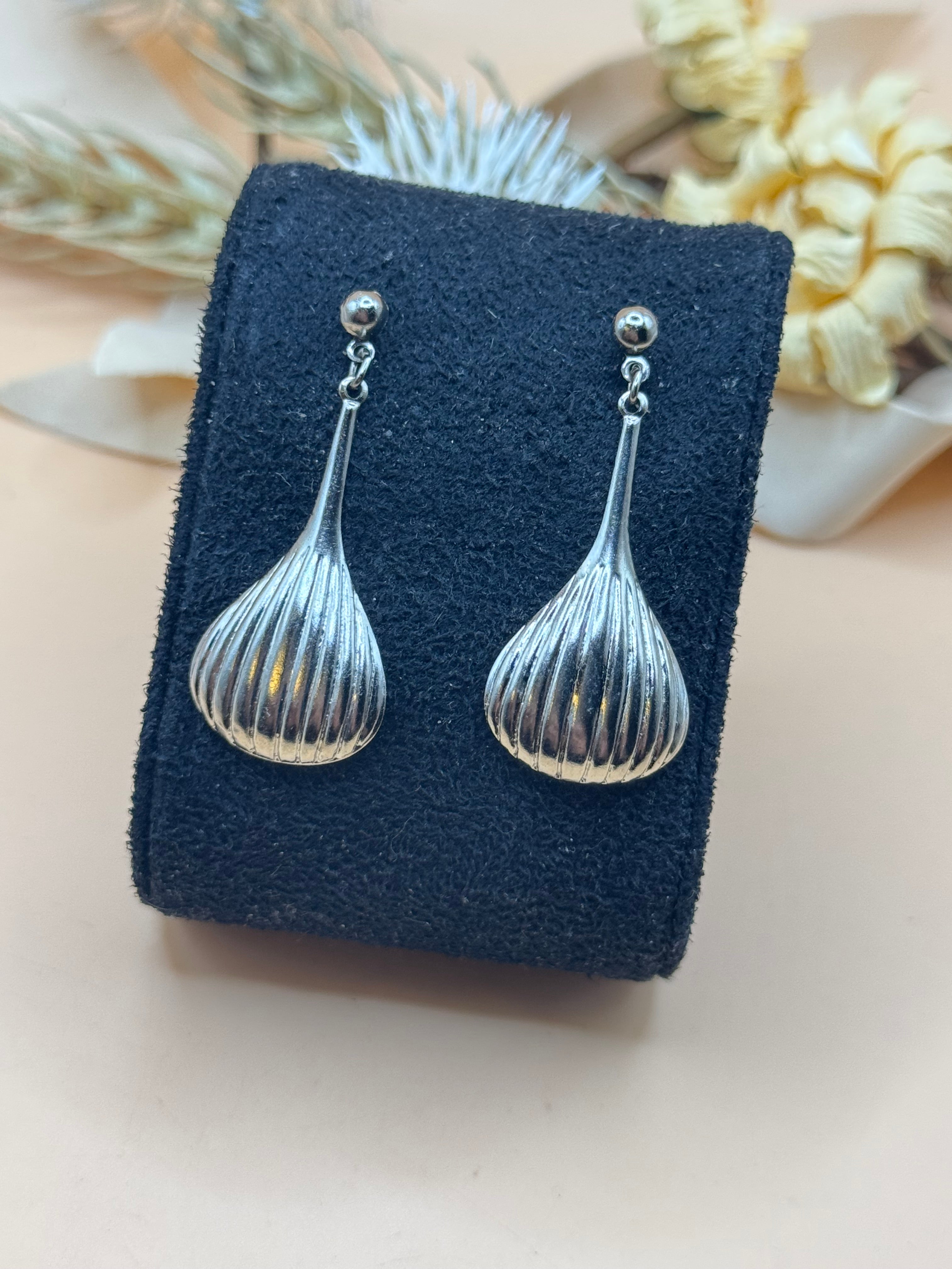 Vintage Silver Tone Ribbed Teardrop Dangle Earrings