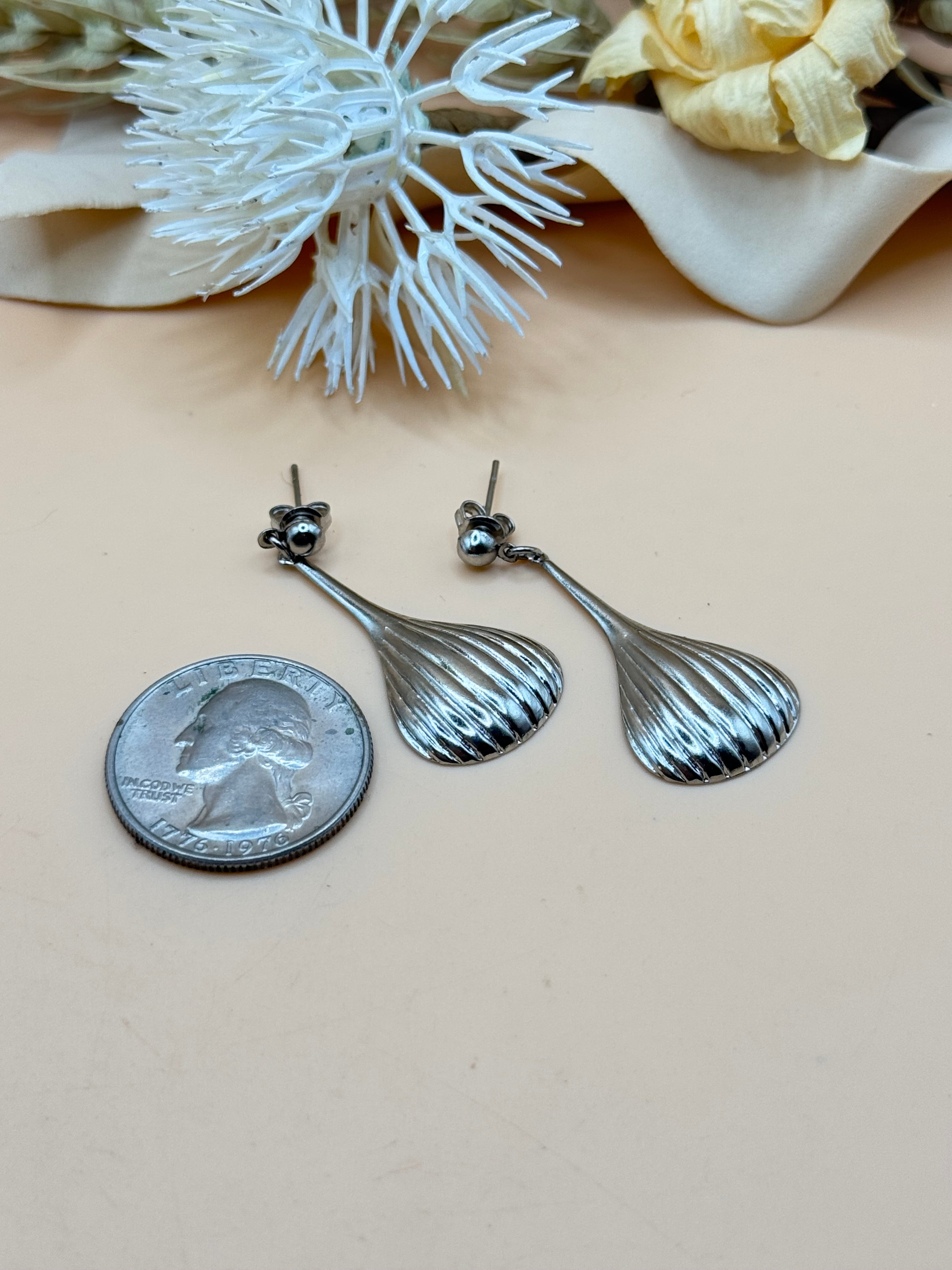 Vintage Silver Tone Ribbed Teardrop Dangle Earrings