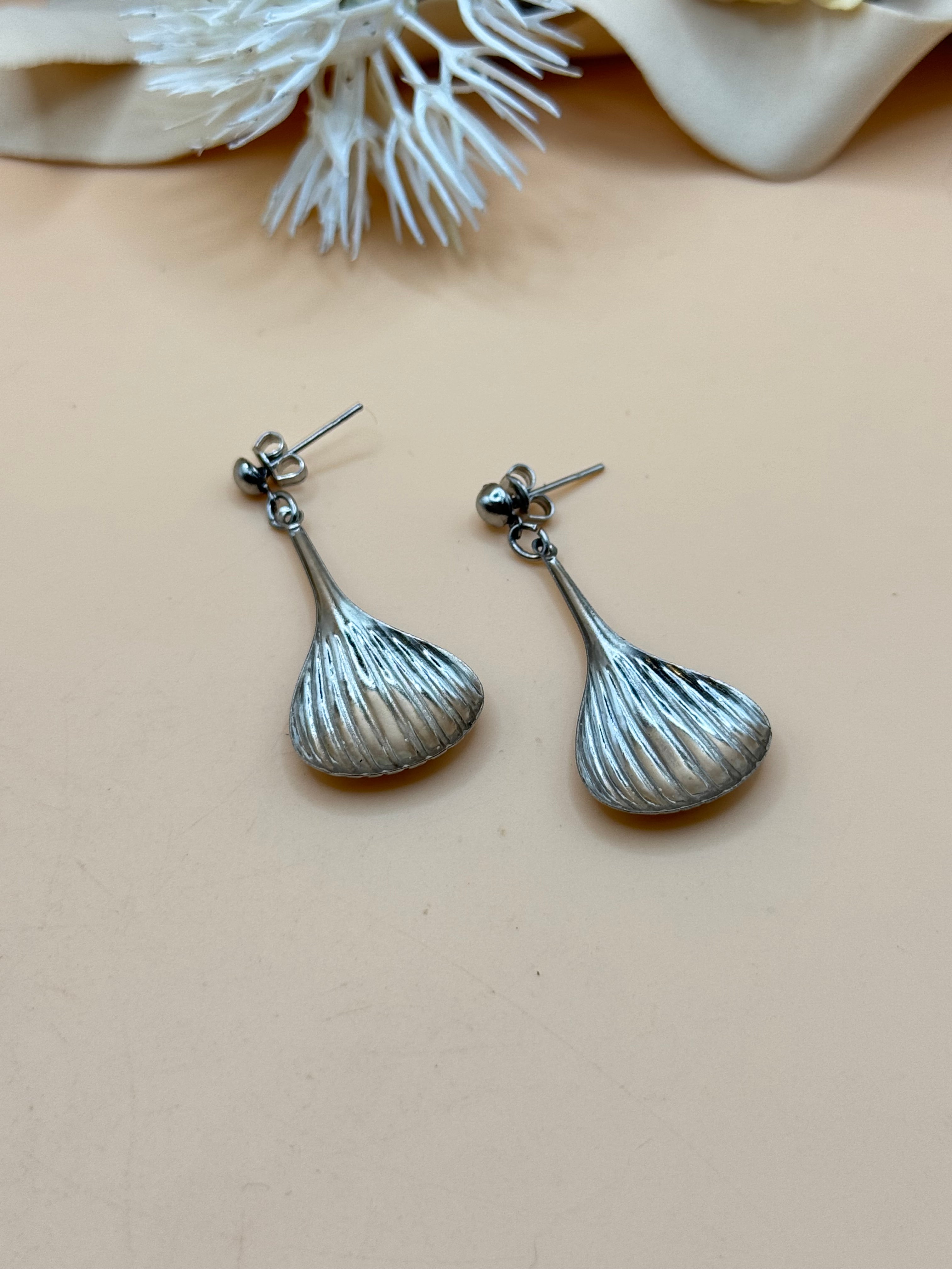 Vintage Silver Tone Ribbed Teardrop Dangle Earrings
