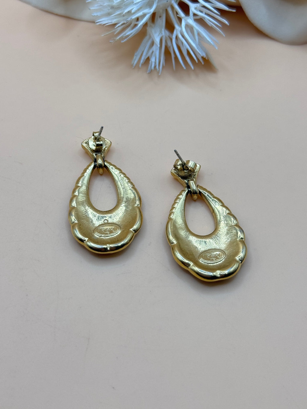 Trifari Black Enamel Gold Tone Teardrop Dangle Earrings Vintage