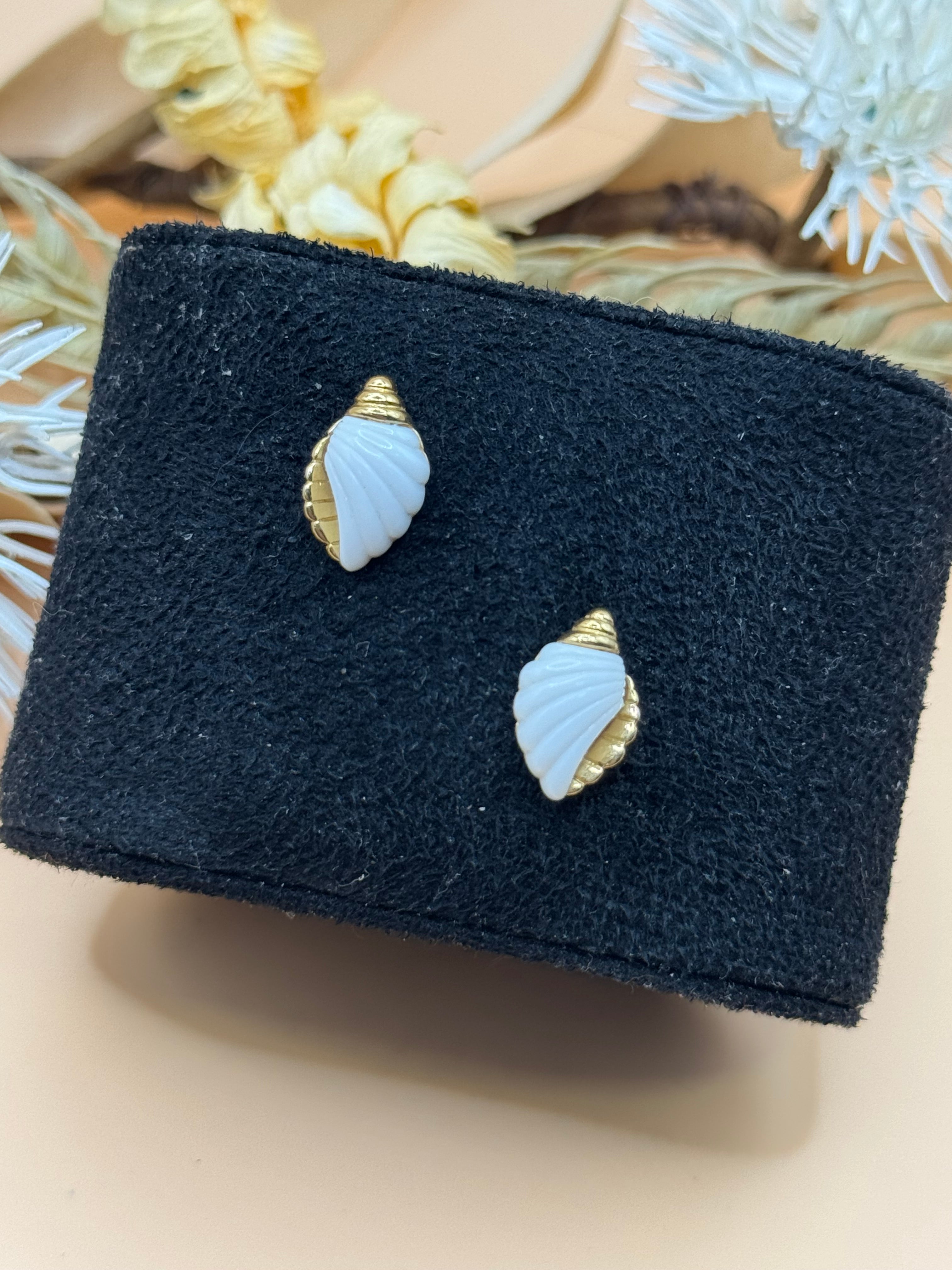 Avon Gold Tone White Seashell Shell Stud Earrings Coastal Beach Vintage