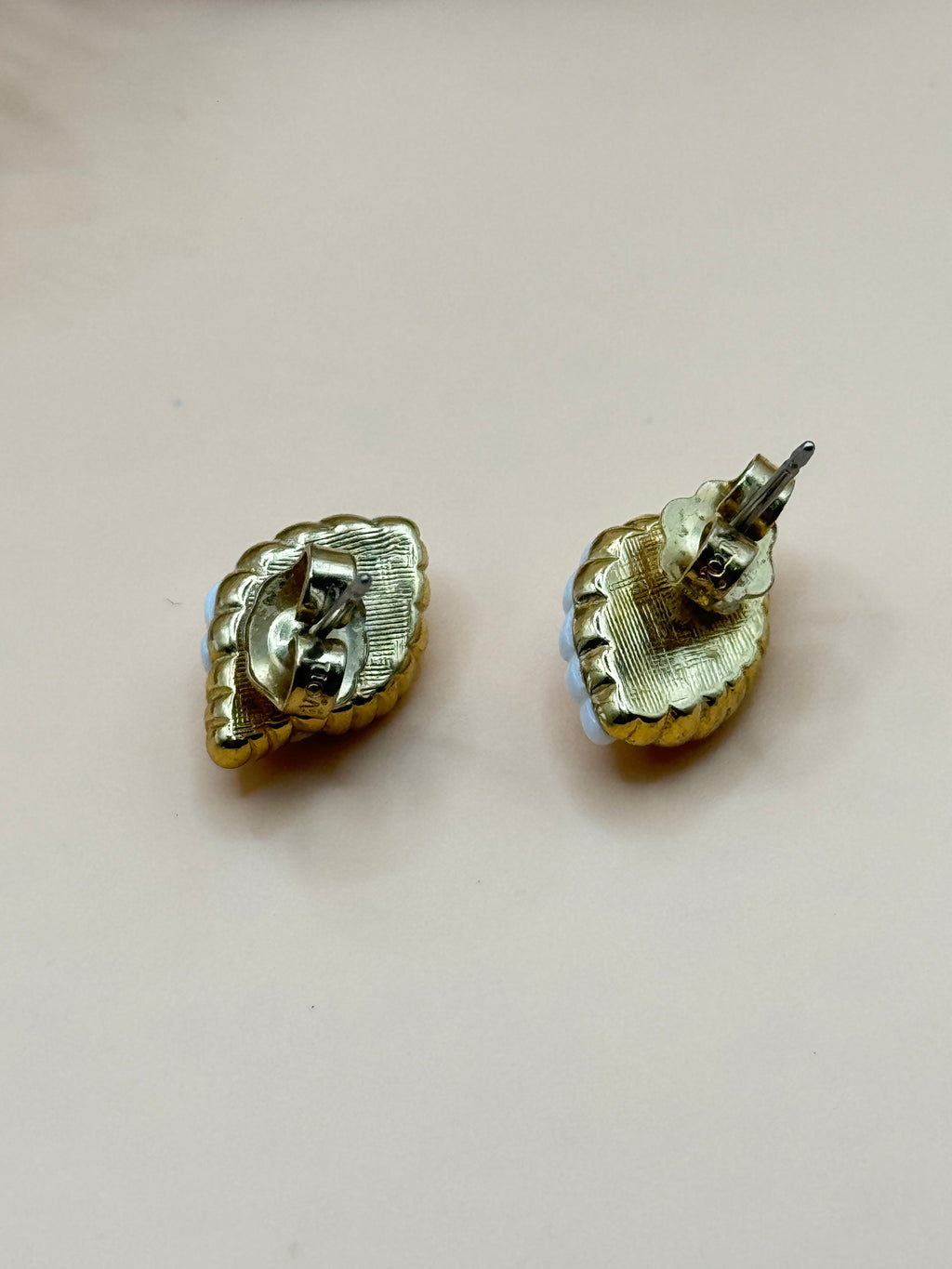 Avon Gold Tone White Seashell Shell Stud Earrings Coastal Beach Vintage