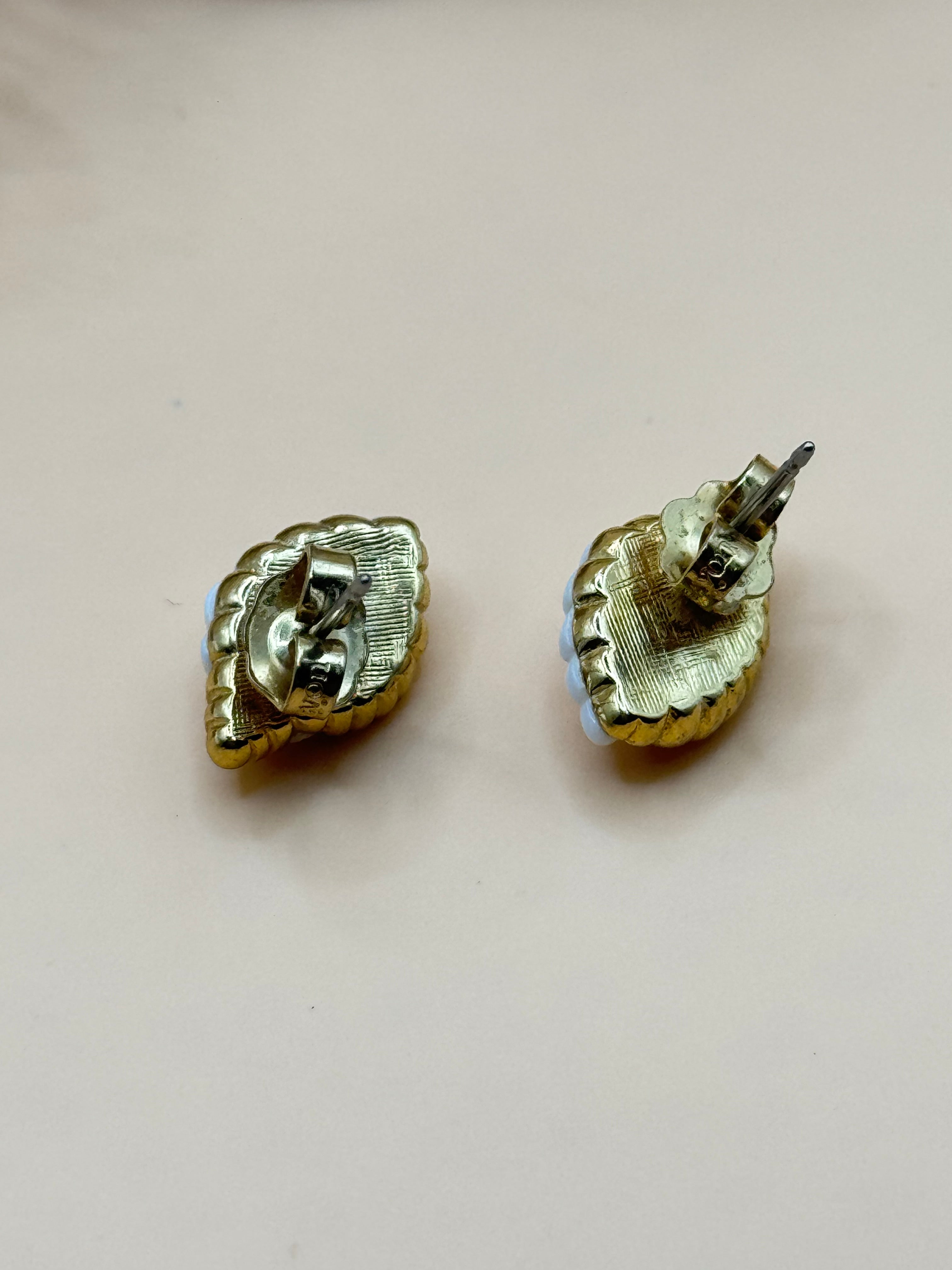 Avon Gold Tone White Seashell Shell Stud Earrings Coastal Beach Vintage