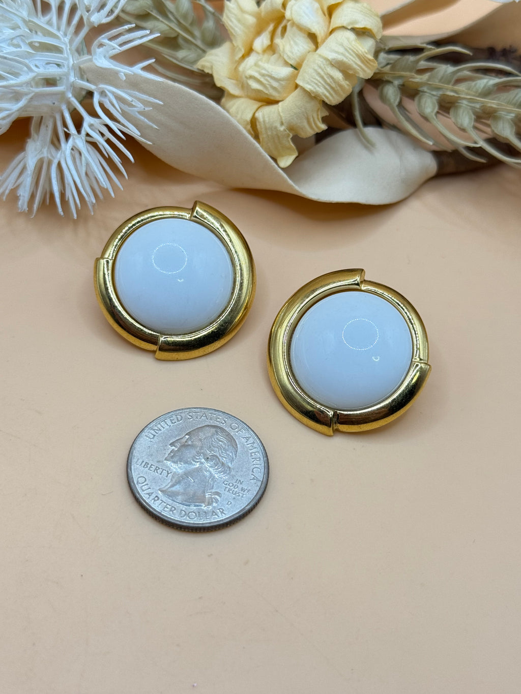 Vintage Gold Tone White Lucite Cabochon Round Statement Stud Earrings Retro