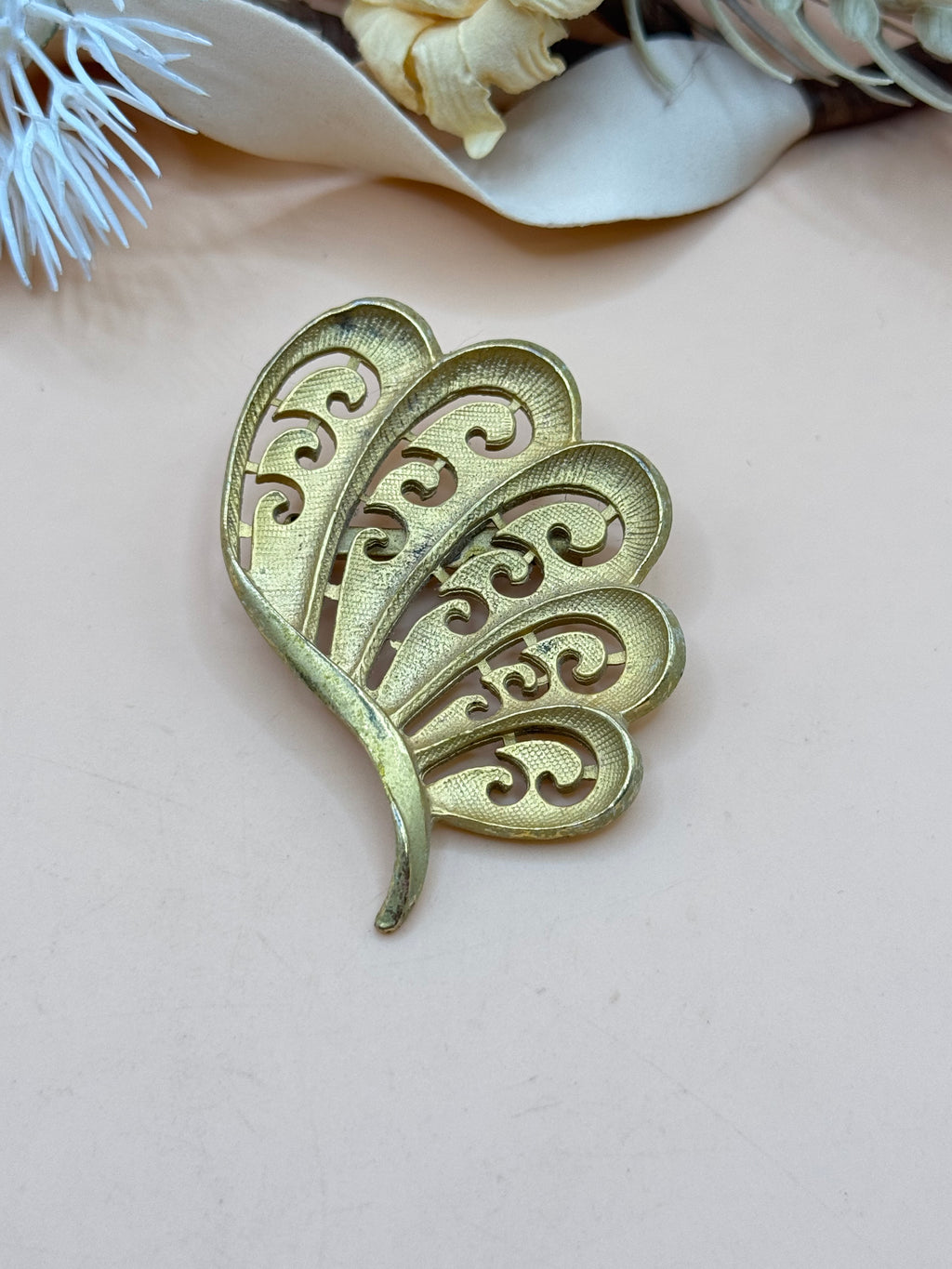 Vintage Gold Tone Openwork Leaf Brooch Pin Textured Filigree Design