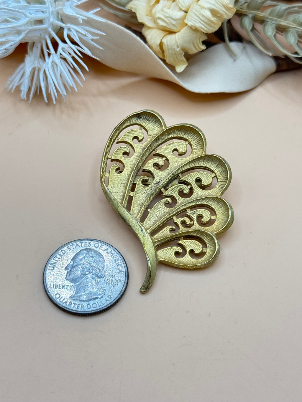 Vintage Gold Tone Openwork Leaf Brooch Pin Textured Filigree Design