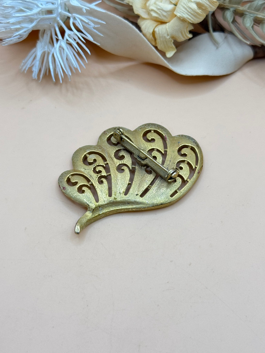 Vintage Gold Tone Openwork Leaf Brooch Pin Textured Filigree Design