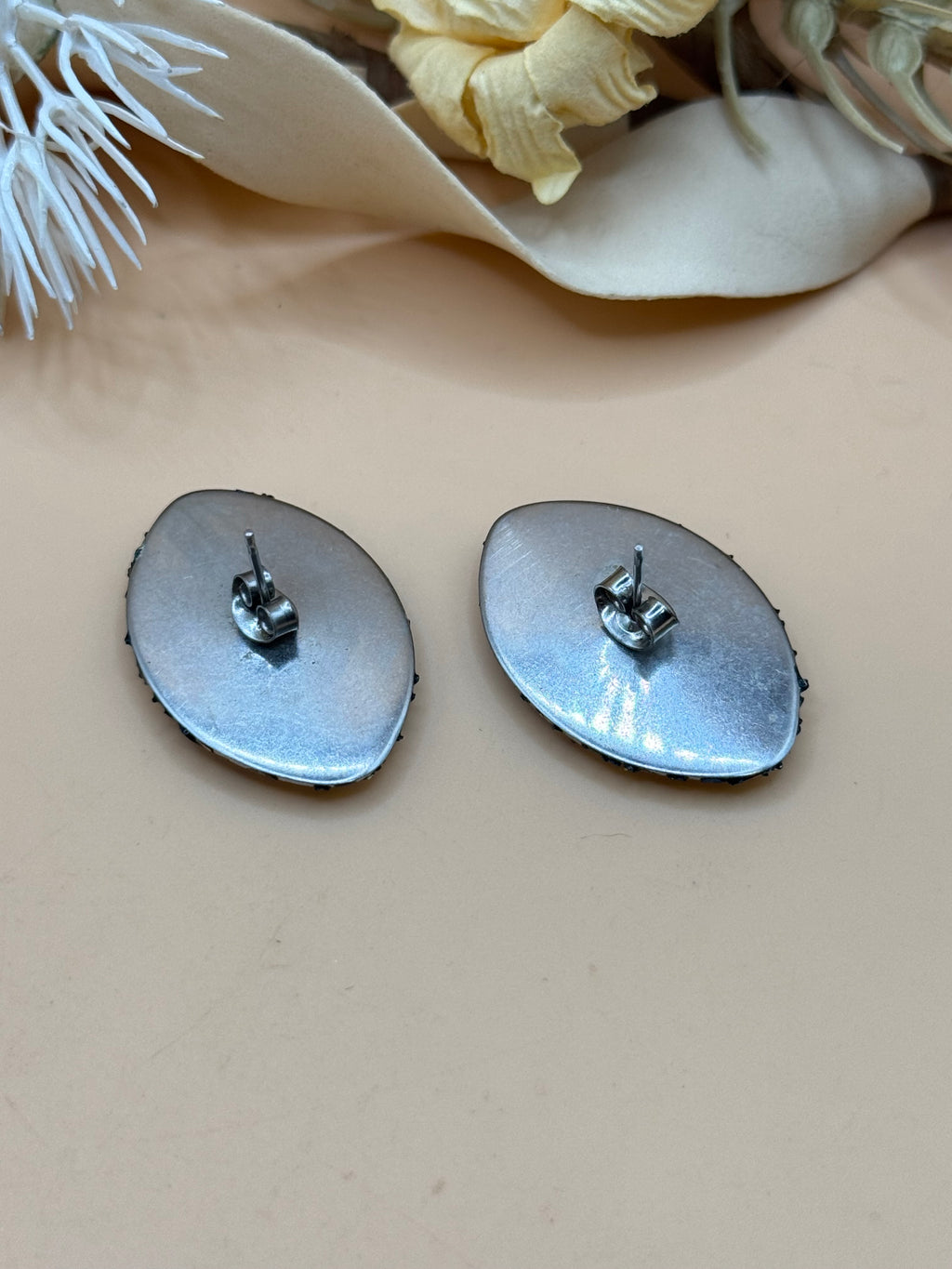Vintage Black Gold Tone Confetti Oval Statement Stud Earrings Retro Abstract