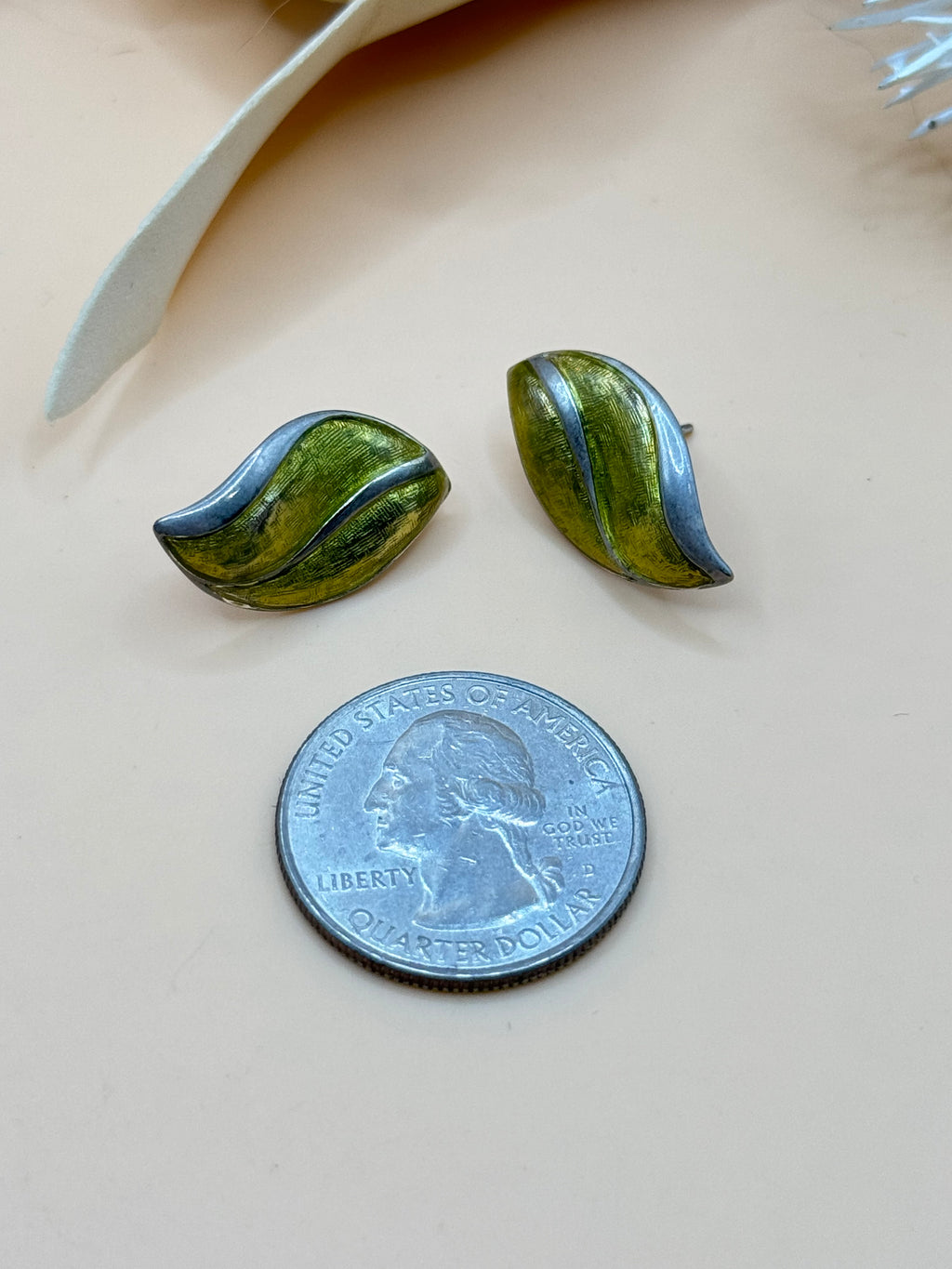 Vintage Green Enamel Silver Tone Leaf Stud Earrings Retro Pierced