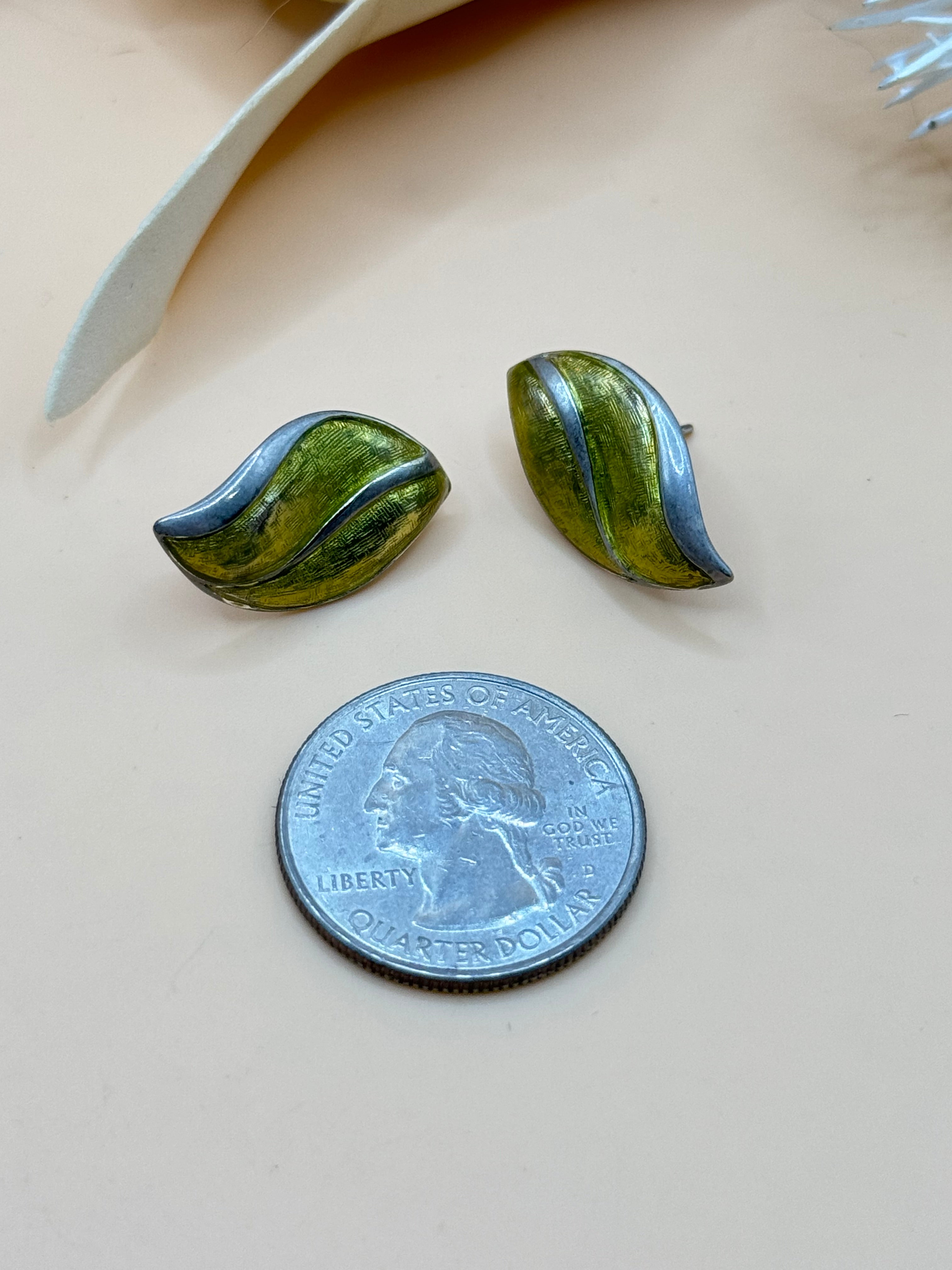 Vintage Green Enamel Silver Tone Leaf Stud Earrings Retro Pierced