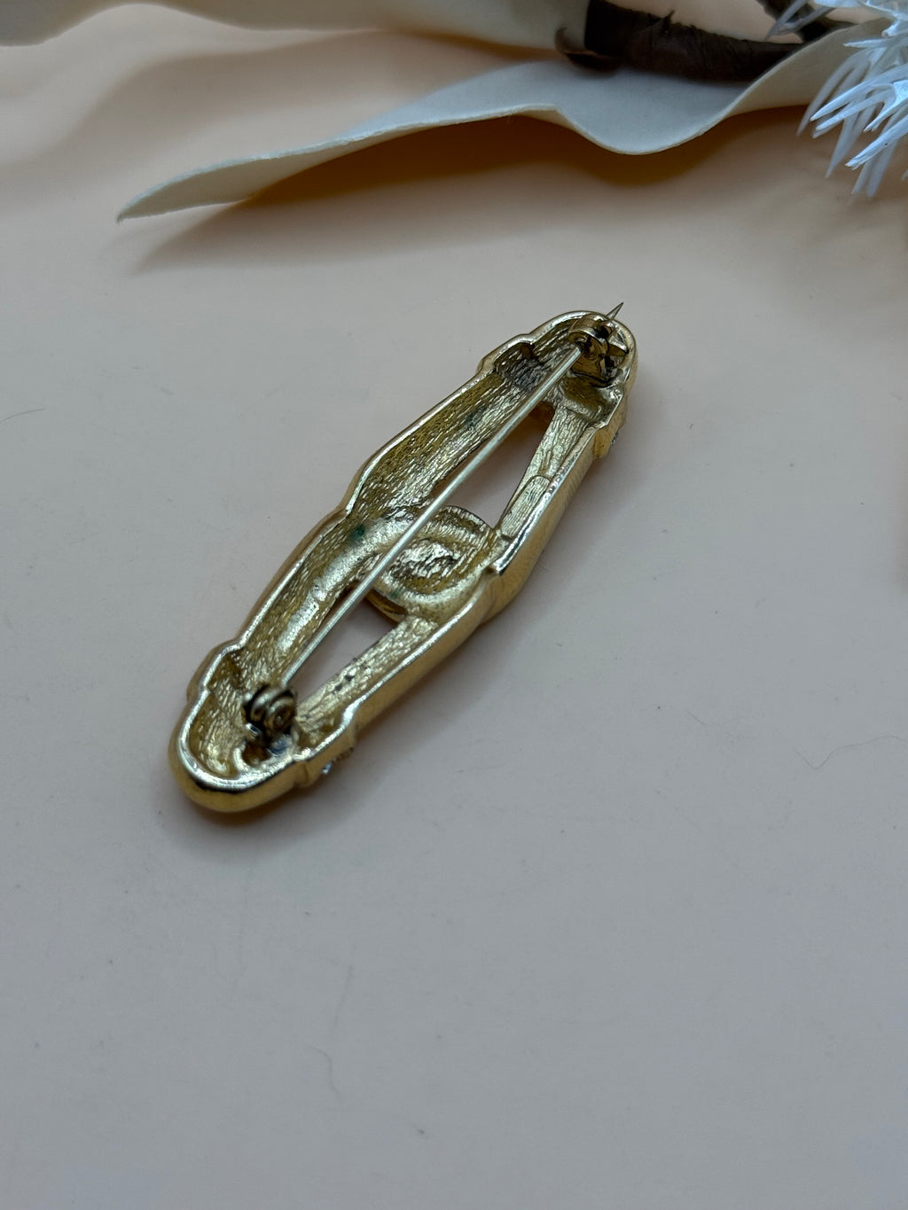 Vintage Gold Tone Modernist Swirl Bar Brooch Clear Rhinestone Accent Elegant Pin