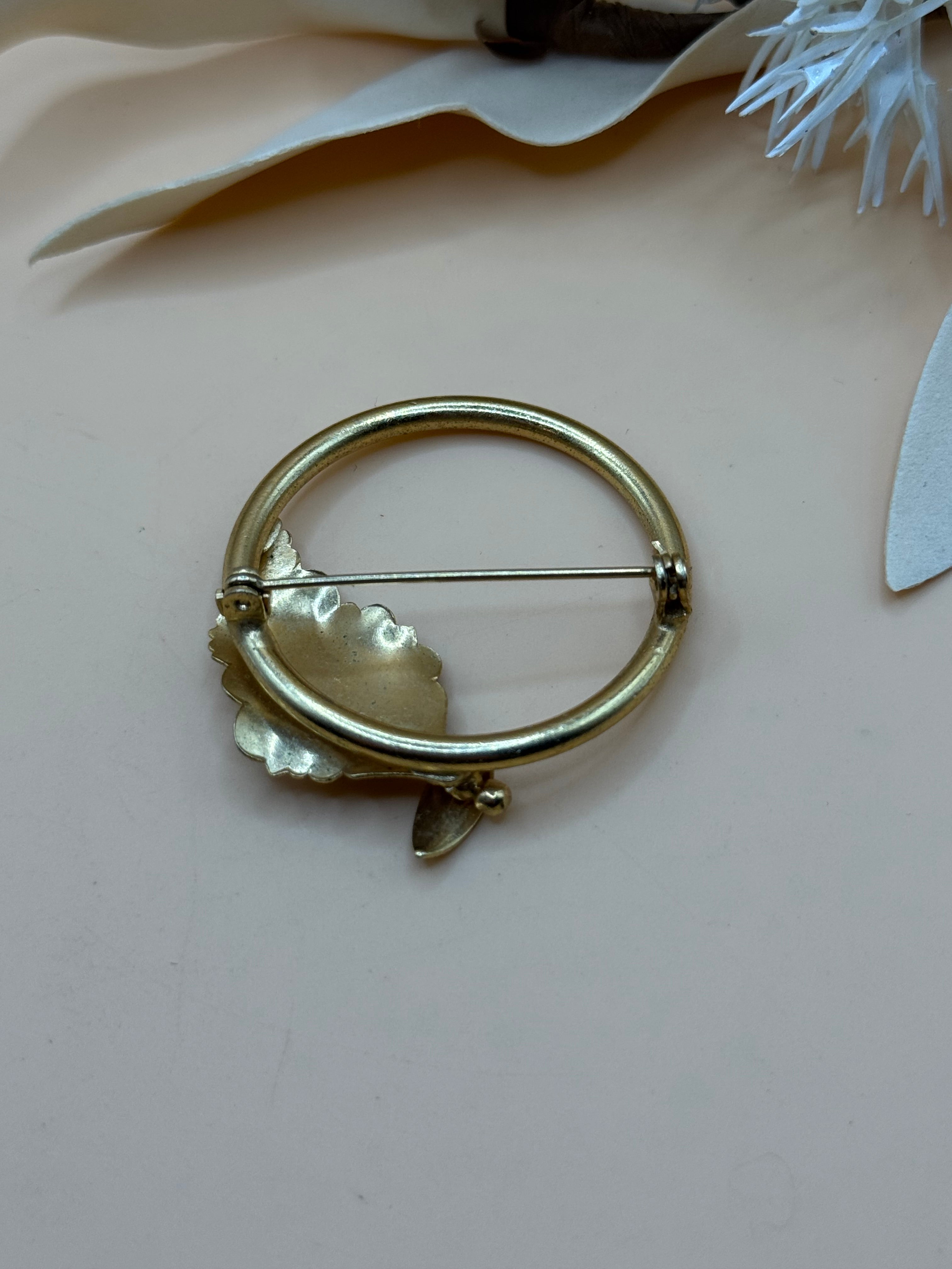 Vintage Gold Tone Circle Wreath Leaf Brooch Pin Classic Elegant Botanical Style