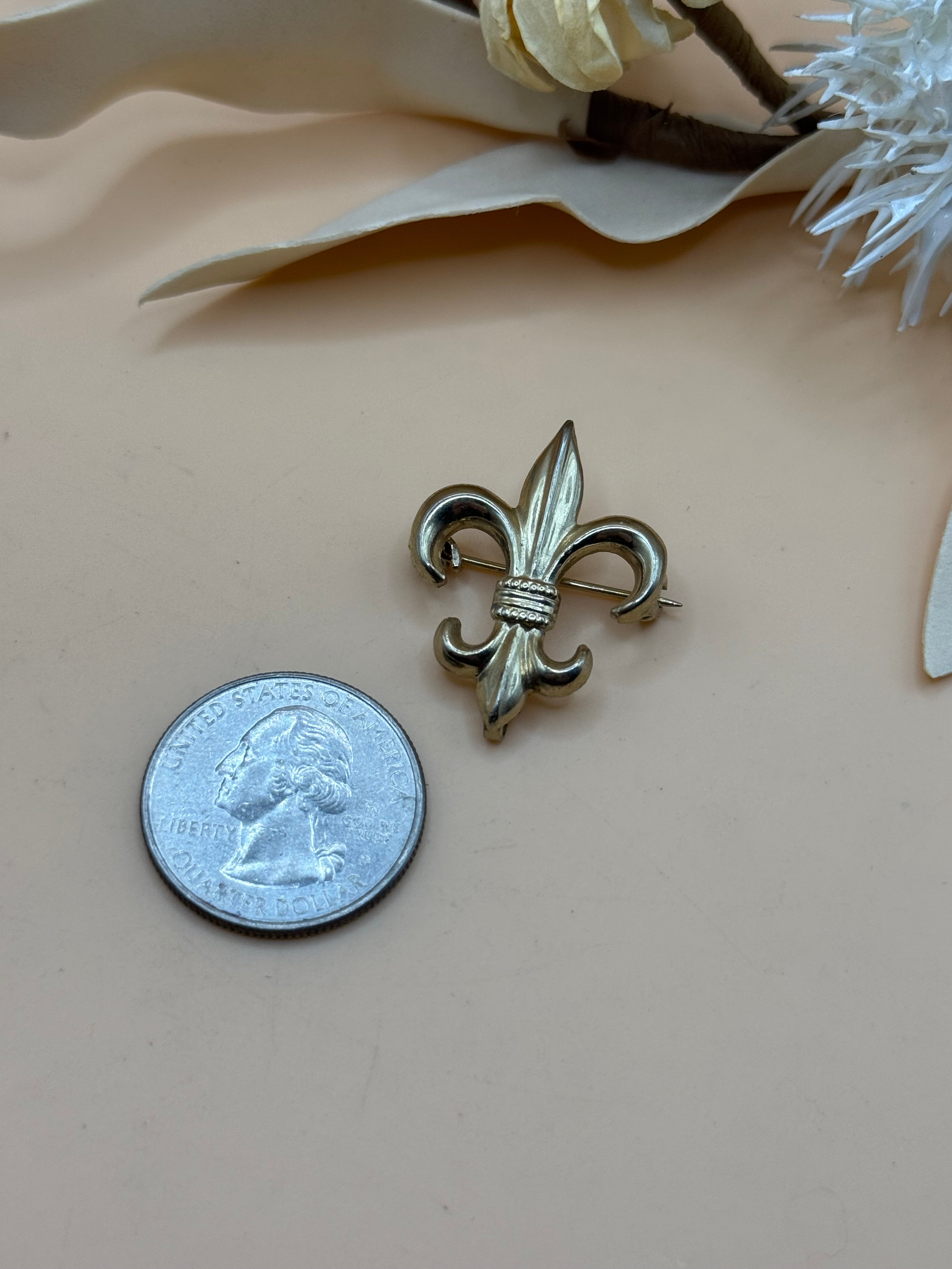 Vintage Fleur De Lis Gold Tone Brooch Pin French Heraldic Symbol Classic Style