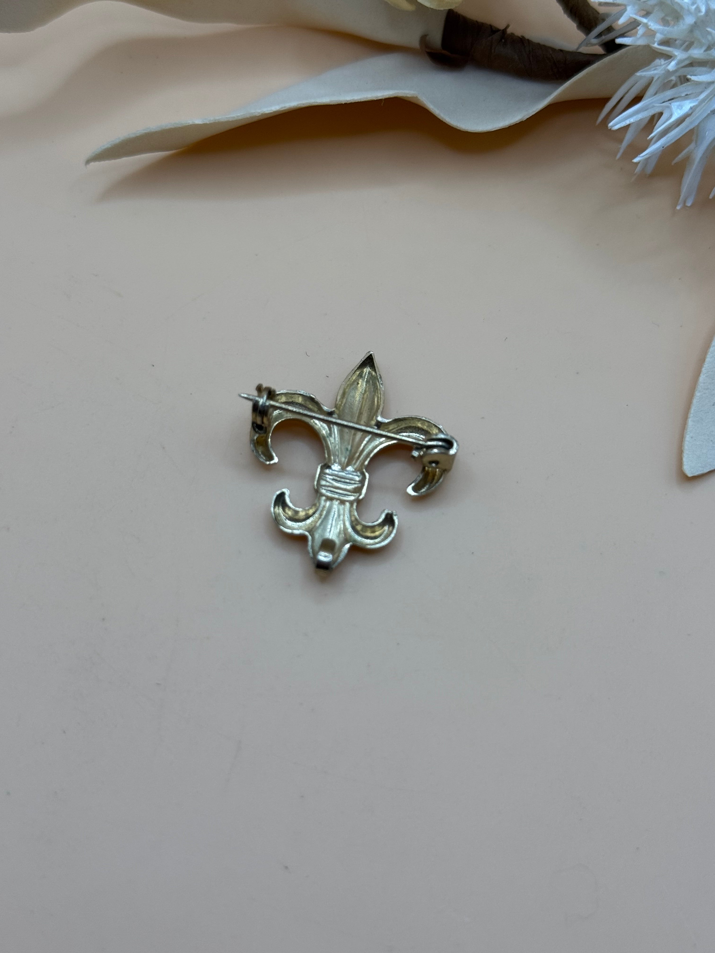 Vintage Fleur De Lis Gold Tone Brooch Pin French Heraldic Symbol Classic Style