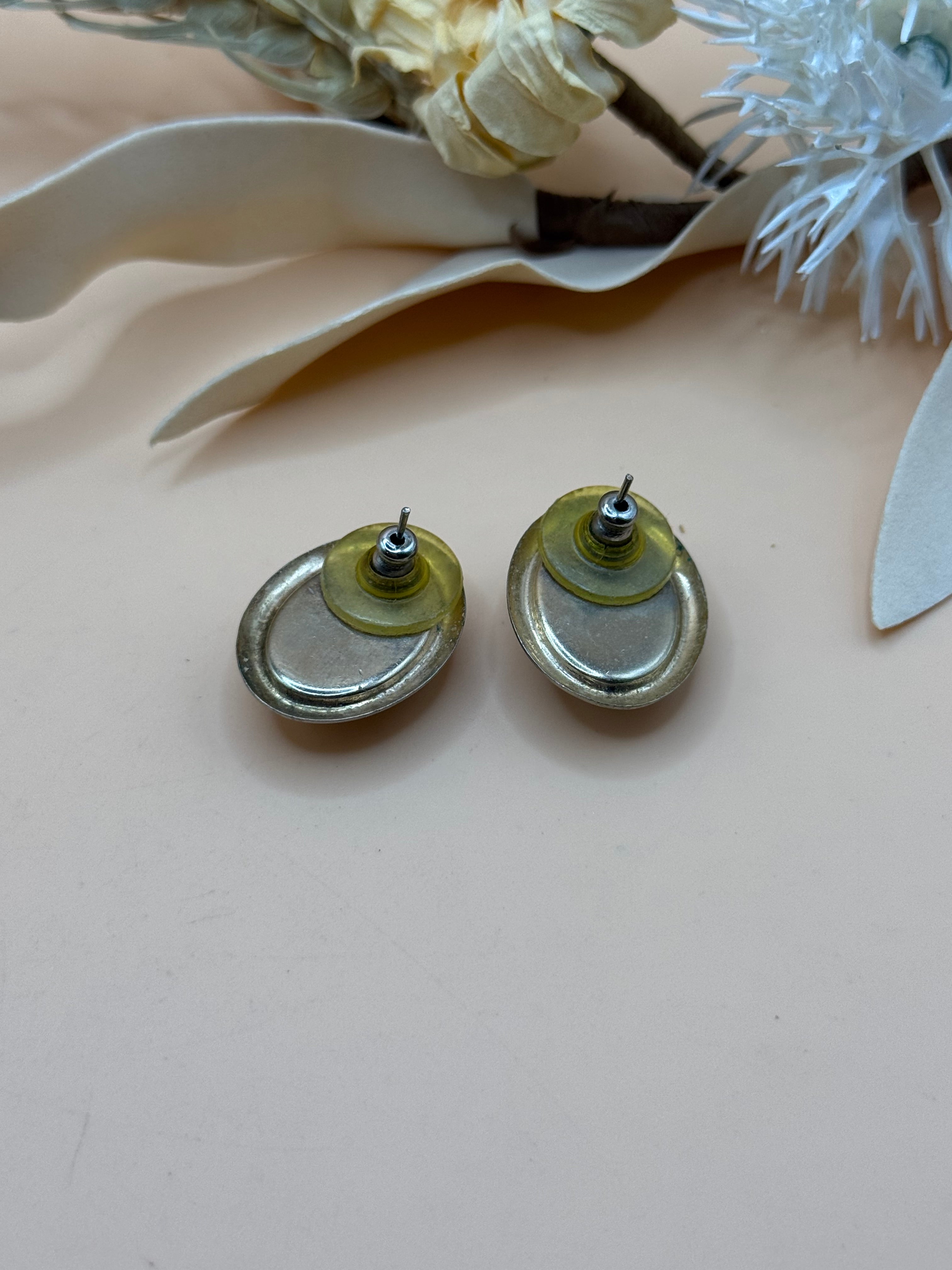 Vintage Cream Oval Cabochon Gold Tone Stud Earrings