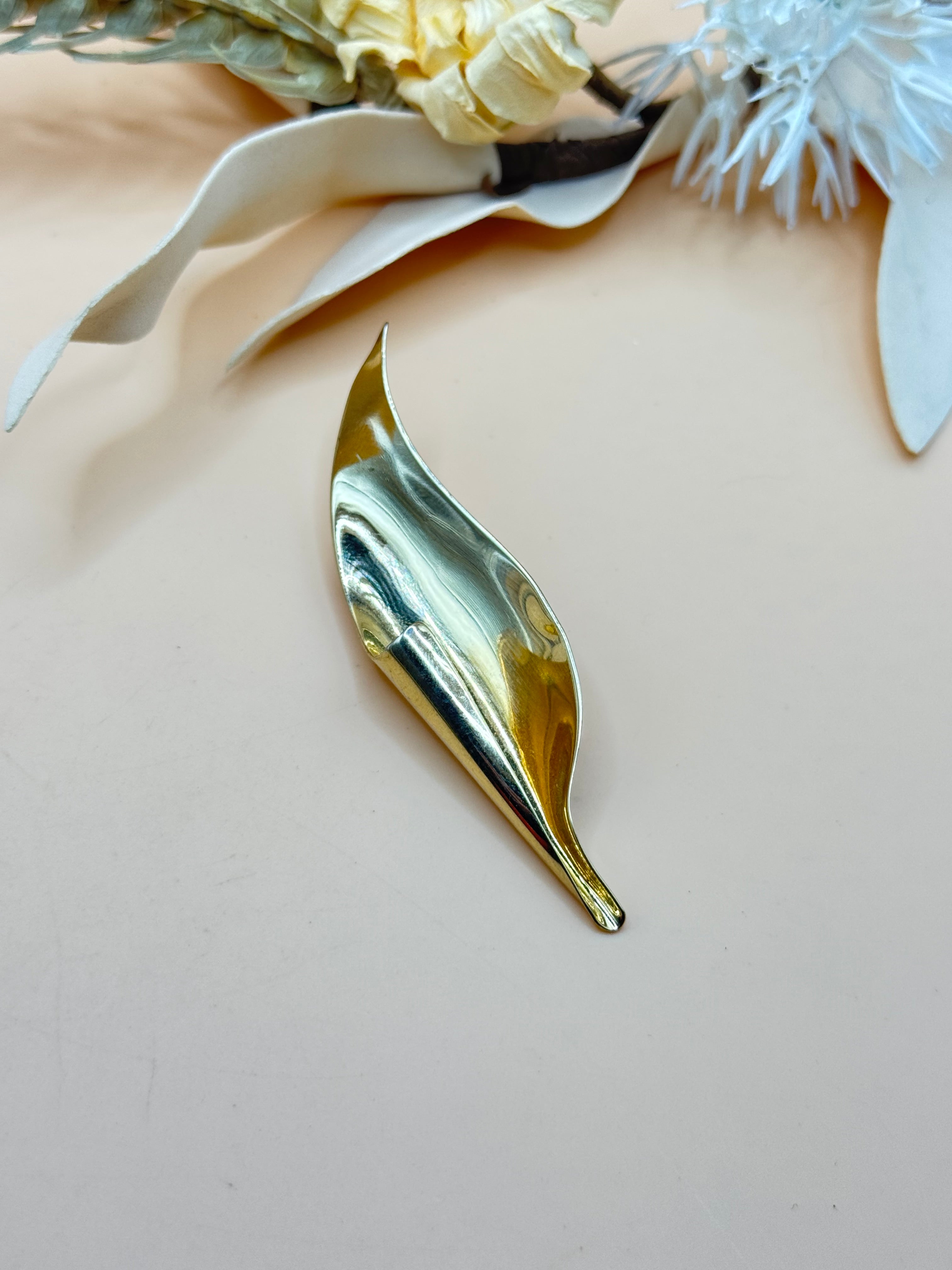Vintage Caroline Signed Gold Tone Abstract Leaf Brooch