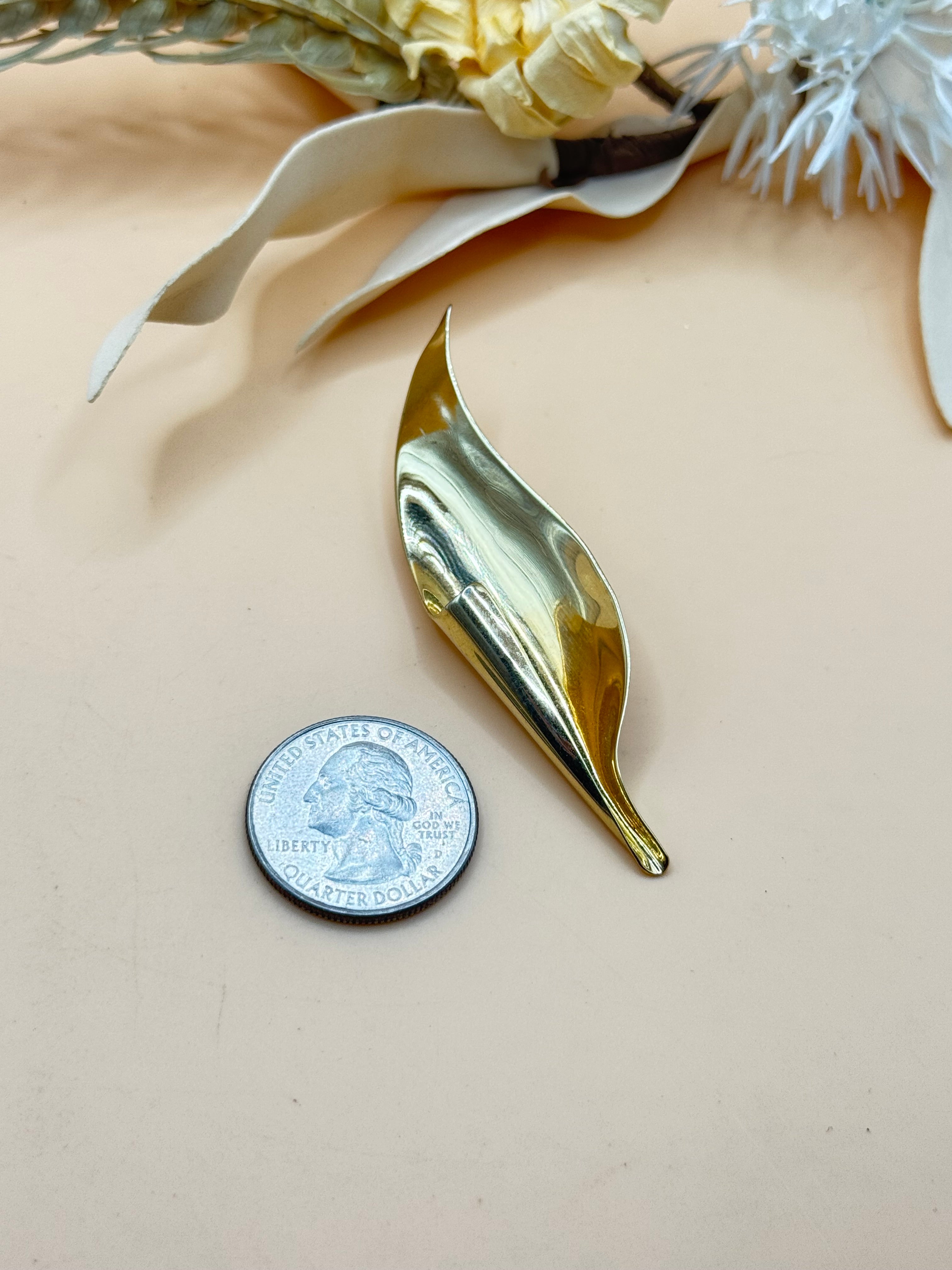 Vintage Caroline Signed Gold Tone Abstract Leaf Brooch